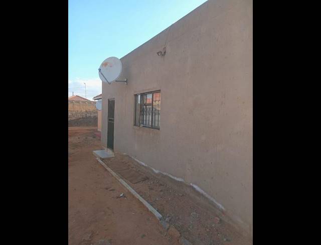 5 BEDROOM HOUSE FOR SALE IN PROTEA GLEN EXT